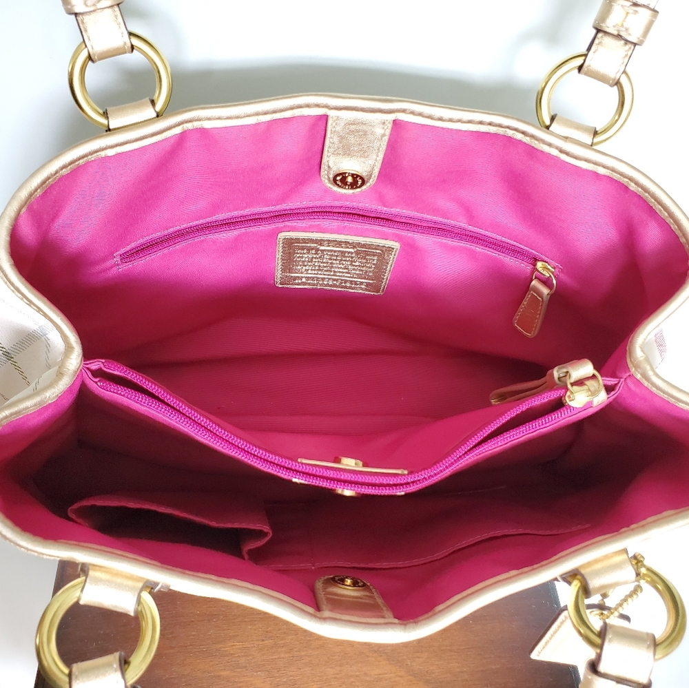 Coach Signature Hampton Purse - Picture 3 of 6